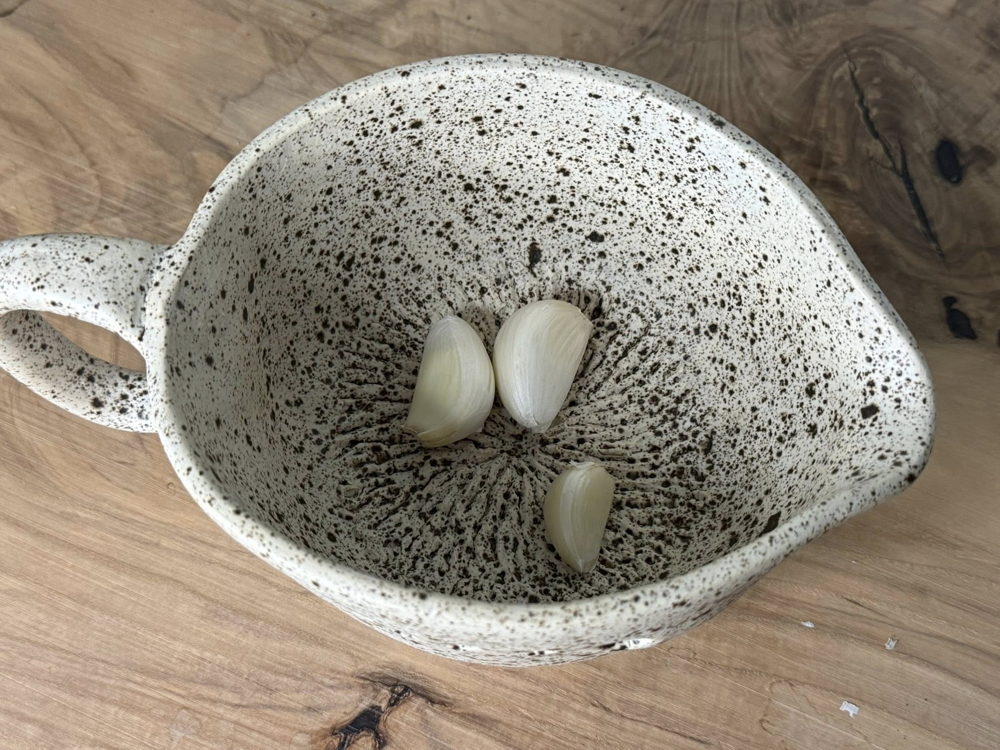 Ceramic herb shredder and garlic mincer bowl