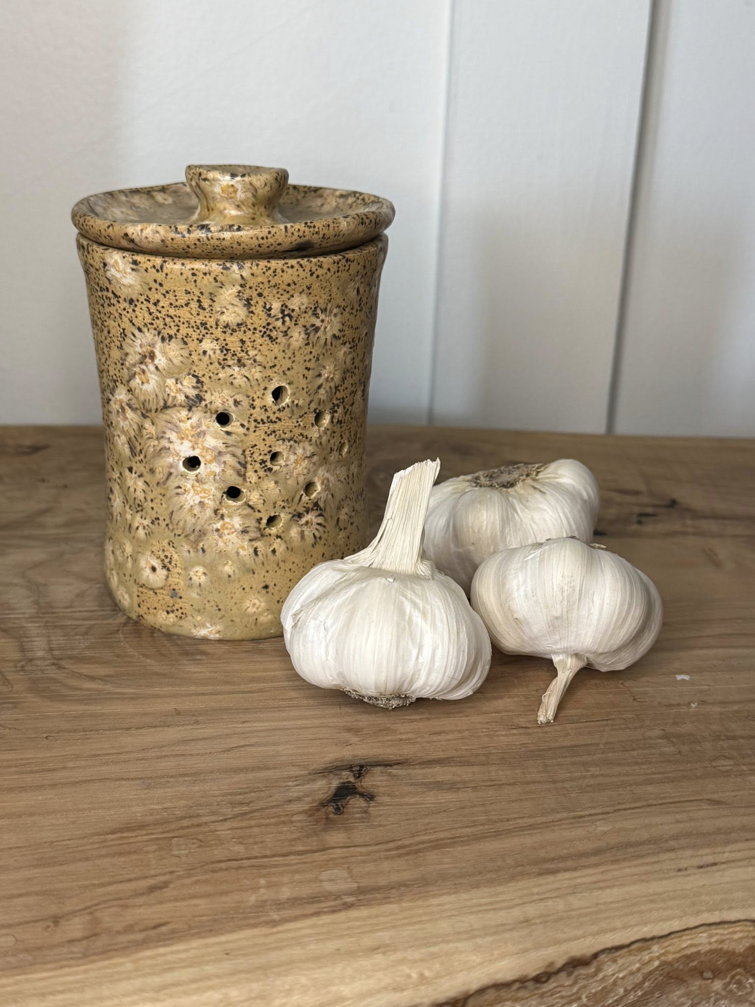 Ceramic garlic keeper